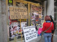 Los 'indignados' del hotel Madrid dicen que "faltan tuberías, hay agujeros en los techos, escombros y basura"