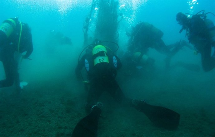 Retiran Una Red De Pesca Ilegal En Una Playa De Almuñécar