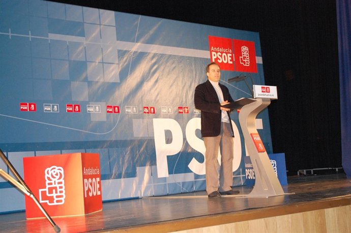 El Alcalde De Hinojos, Miguel Ángel Curiel, En Un Acto.