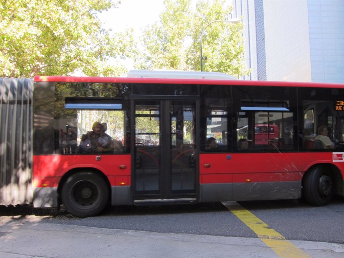 Bus Urbano Por Las Calles De Zaragoza