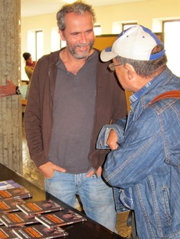 Willy Toledo Dialoga Con Un Hombre Durante La Presentación De Su Libro