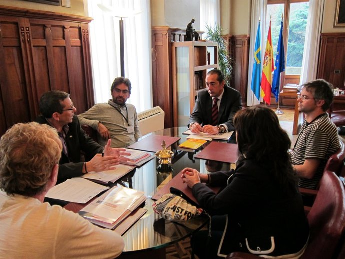 Un Instante De La Reunión. 