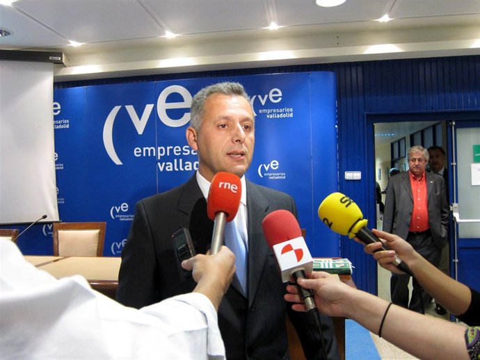 El Arquitecto Gregorio Alarcia Y De Fondo El Presidente De La CVE