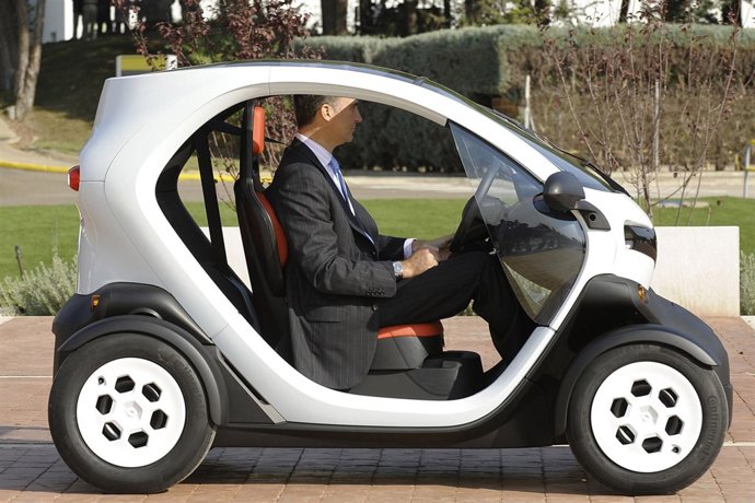 El Príncipe Felipe En El Primer Coche Eléctrico Fabricado En España 