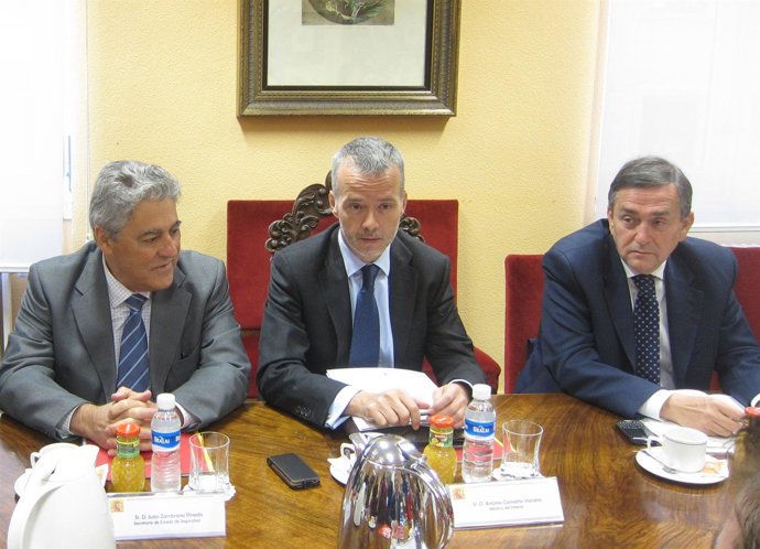 El Ministro Del Interior, Antonio Camacho, En Una Reunión En Navarra.