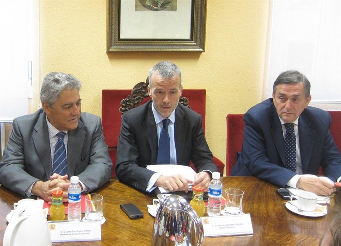 El Ministro Del Interior, Antonio Camacho, En Una Reunión En Navarra.