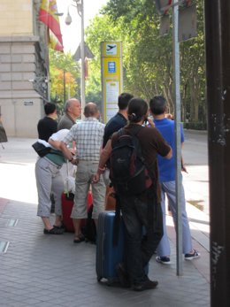 Personas Esperando El Autobús Exprés De La EMT Al Aeopuerto De Barajas