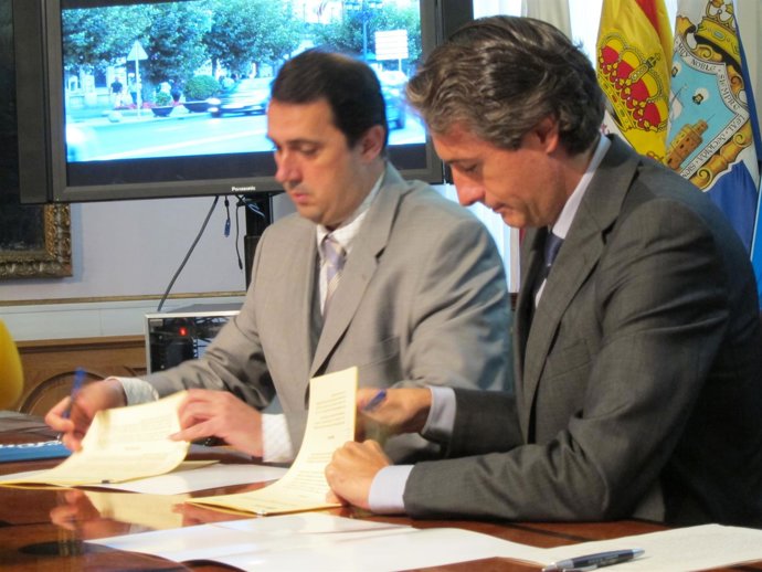 Alcalde Y Director De Telefónica Firman Un Convenio. 