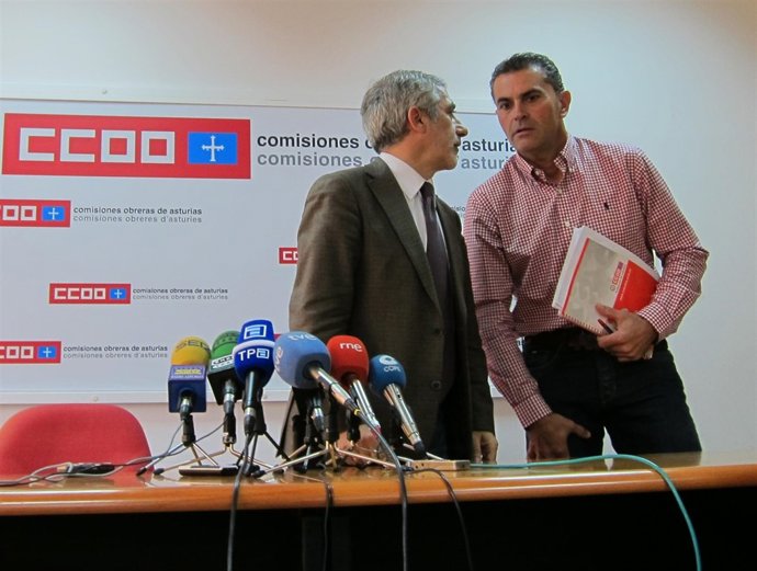 Llamazares Y García, Conversan Tras La Rueda De Prensa.