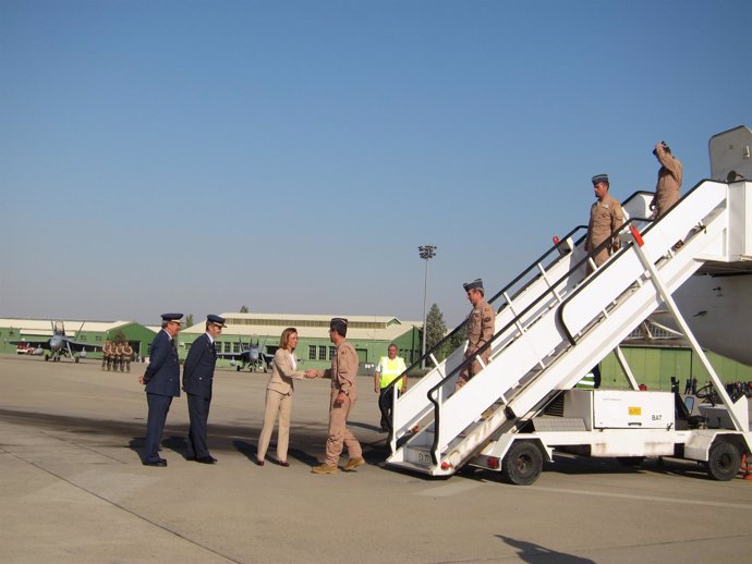 La Ministra De Defensa Recibe A Militares Españoles En La Base Aérea De Zaragoza