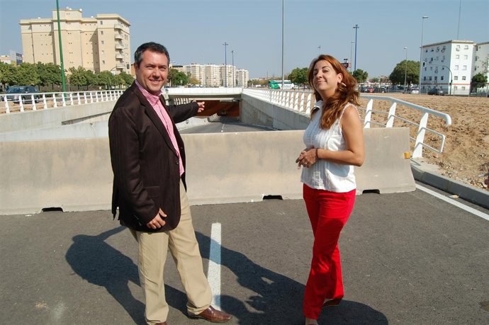 Juan Espadas Y Encarnación Martínes En El Subterráneo Del Tamarguillo.