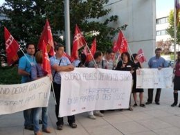 Los Trabajadores Concentrados Frente A La Sede De Sa Nostra
