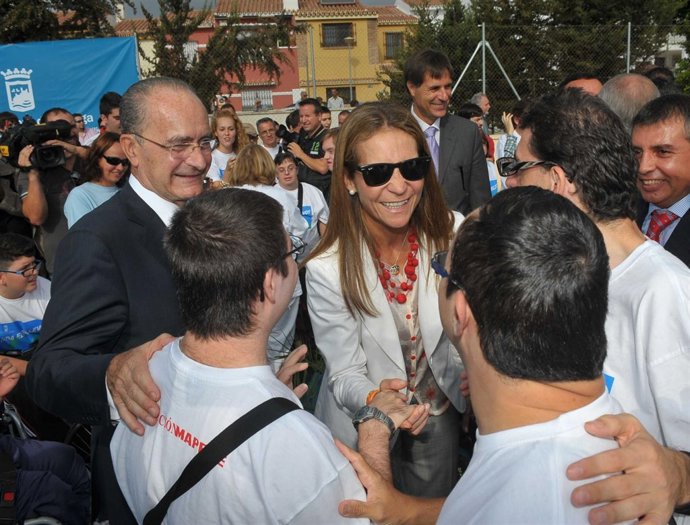 La Infanta Elena Y El Alcalde De Málaga Junto A Deportistas