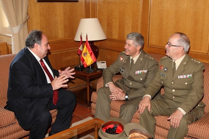 Tirado Con Los Responsables De Defensa