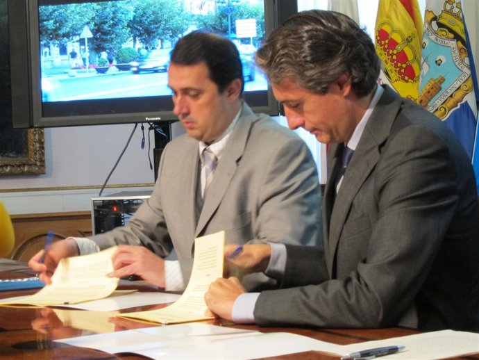 Alcalde Y Director De Telefónica Firman Un Convenio. 