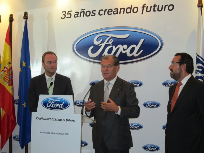 Machado Interviene En Presencia De Fabra Y El Presidente De La ONCE.