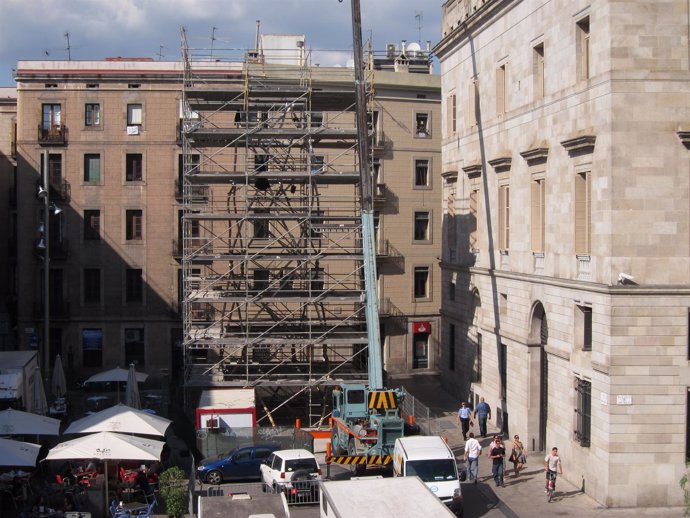 Obras Del Monumento De Barcelona A Los 'Castells'