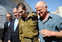 Shalit, autorizado a regresar a su casa