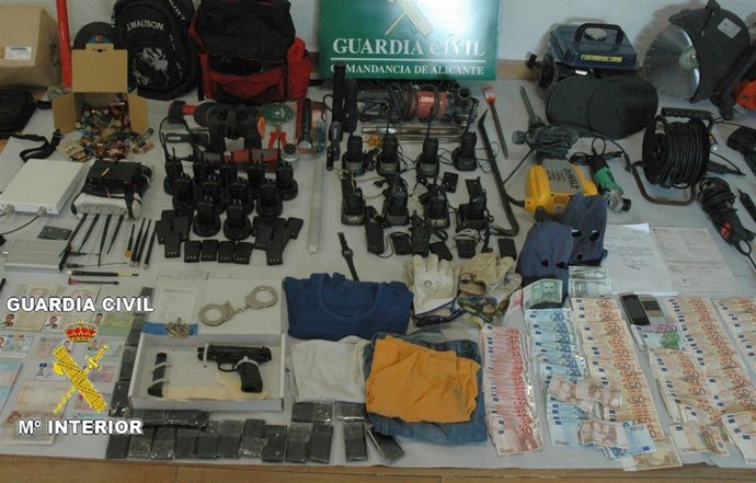 Imagen De Los Efectos Intervenidos Por La Guardia Civil