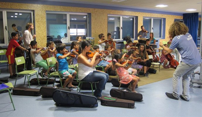 Algunos De Los Integrantes De 'In Crescendo' Durante Una Clase