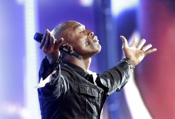 El Cantante Seal Durante Uno De Sus Conciertos