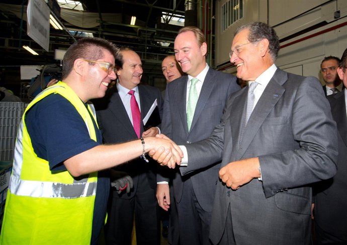 Fabra Y Machado Saludan A Un Empleado De Ford Almussafes.