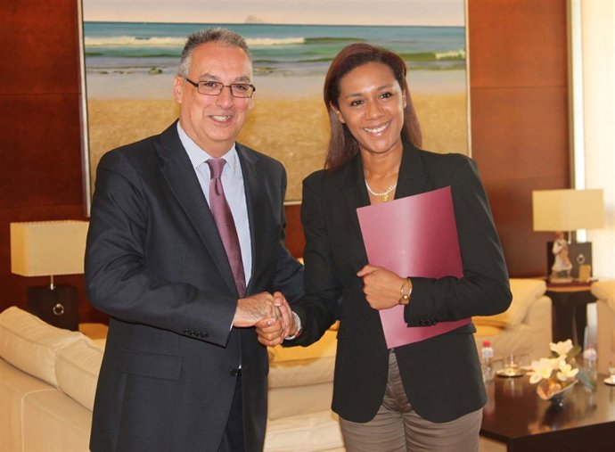 El Alcalde De Benidorm, Agustín Navarro Y La Consellera De Turismo, Lola Johnson