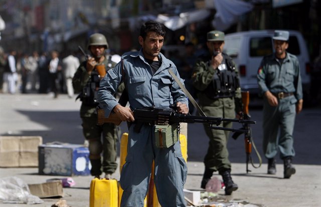 Policias Afganos Patrullan Una Calle De Kabul 