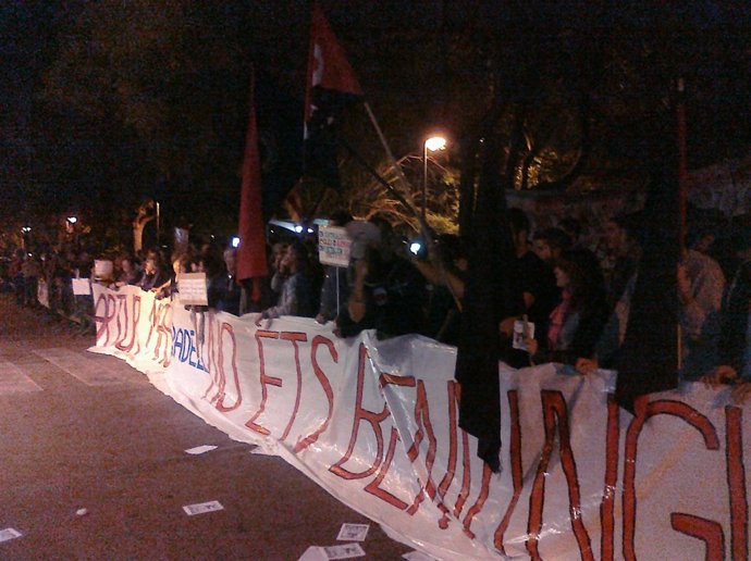 Manifestantes De Sabadell Reciben Al Pte., Artur Mas