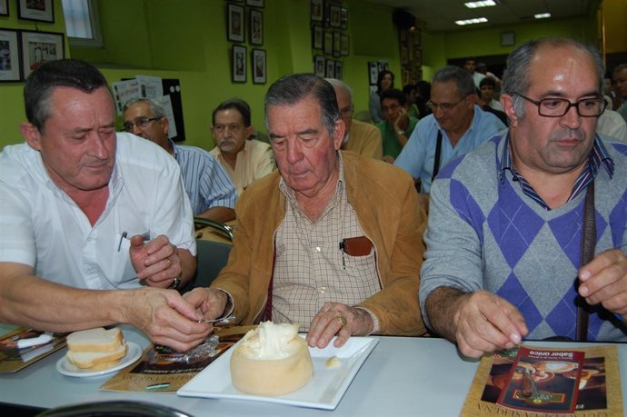 Asistentes Abren Torta