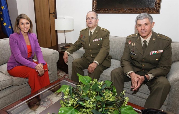 Cospedal Con Los Coroneles De Defensa