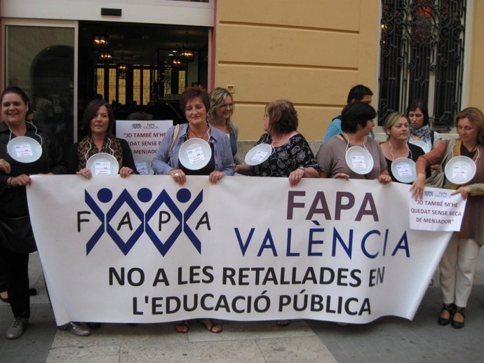 Protesta De Fapa Antes Las Corts Por Las Becas De Comedor 