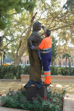 Un Operario De Lipasam Despeja La Pintada De La Estatua.