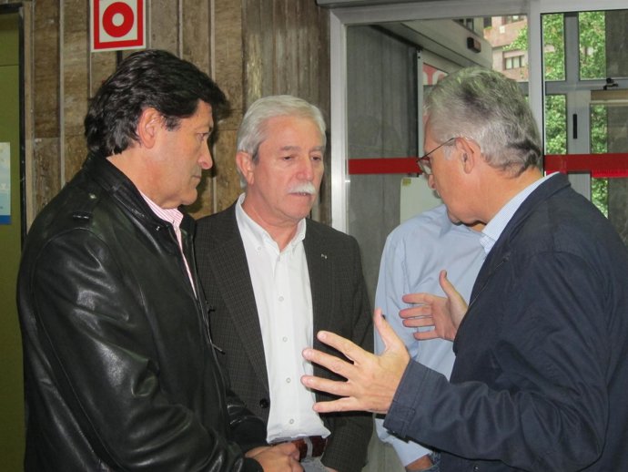 Braga (UGT) En El Centro, Con Trevín Y Javier Fernández (PSOE)