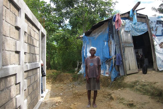 Mujer Haitiana A La Espera De Su Nueva Casa