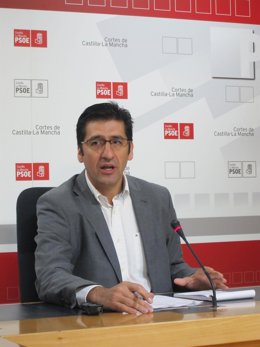 Caballero En Rueda De Prensa