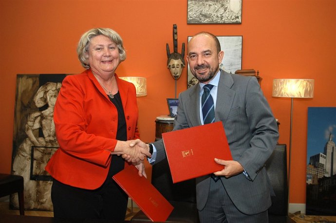 Miguel Ángel Villanueva Firma Un Convenio Con El Banco Mundial De La Mujer