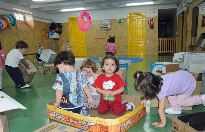 Ninños jugando en una guardería