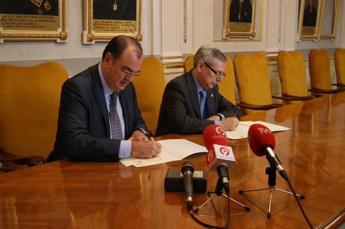 El Presidente Del Valencia Basket, Vicente Solá, Y El Vicerrector De La UV
