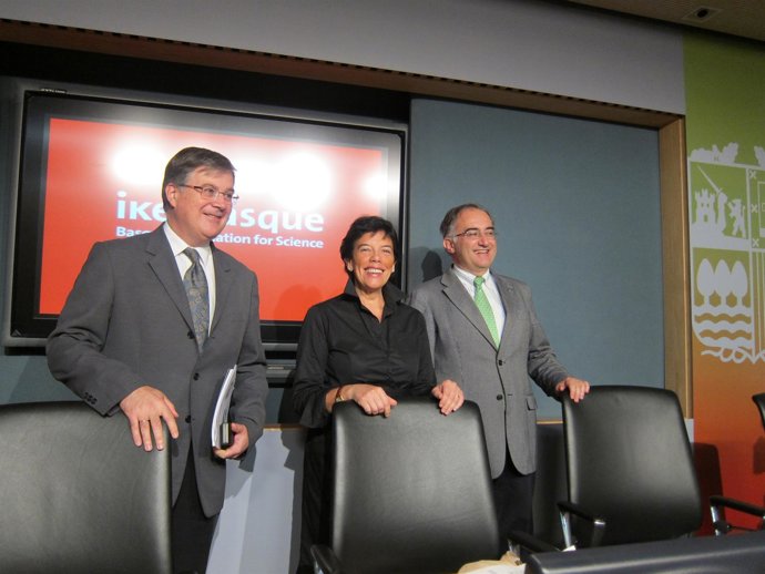 Isabel Celaá Con Fernando Cossio Y Pedro Luis Arias
