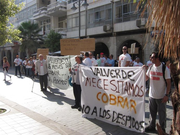 Trabajadores Municipales De Valverde Ante Las Puertas De La Diputación. 