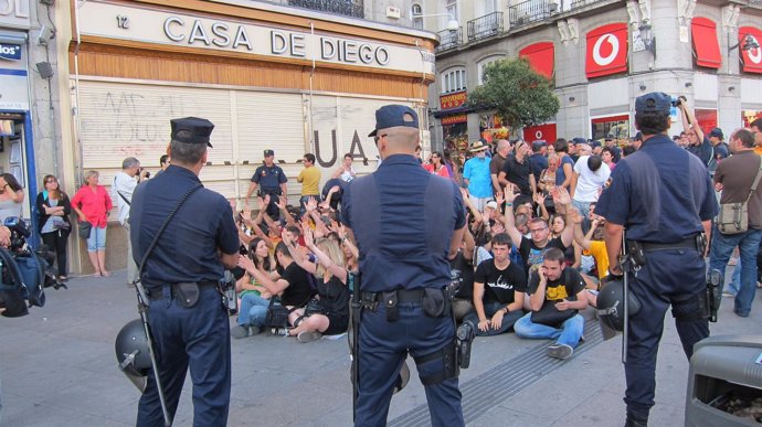 La Policía Blinda La Puerta Del Sol Ante Las Protestas Del 15M