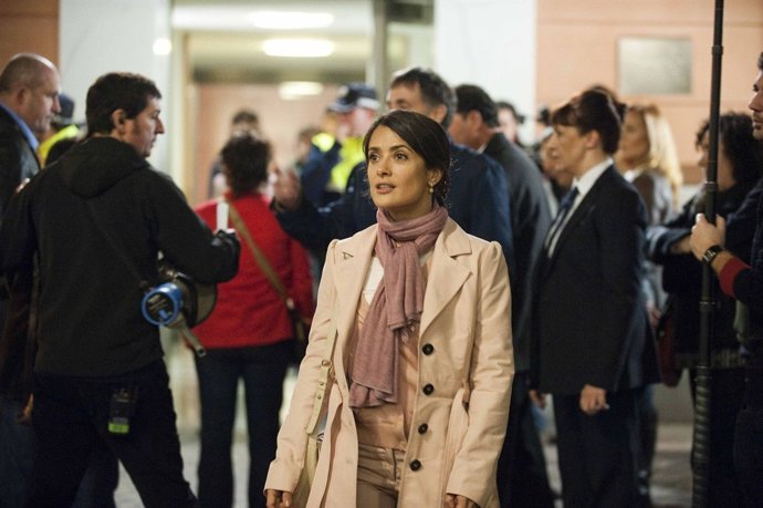 Rodaje de la chispa de la vida en la puerta del teatro romano de cartagena