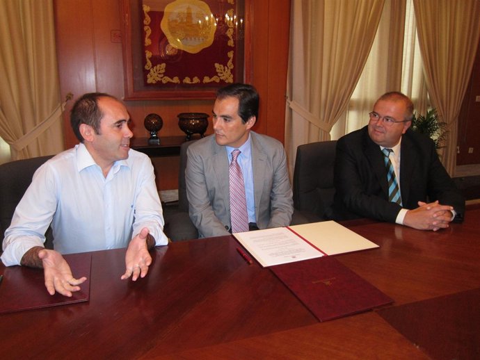 El Alcalde De Córdoba, Centro, En La Firma Del Convenio Con Teatro Avanti 