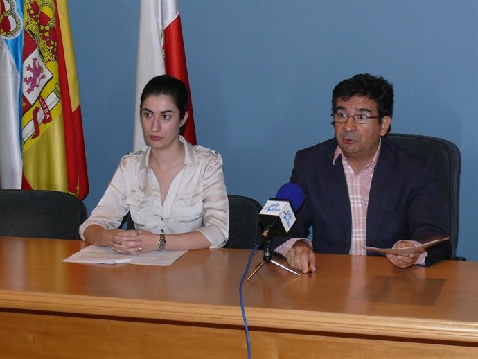 El Alcalde Y La Concejala De Hacienda