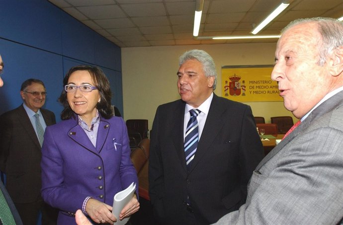 Ministra de Medio Ambiente, Rosa Aguilar, con representantes de Asprocan
