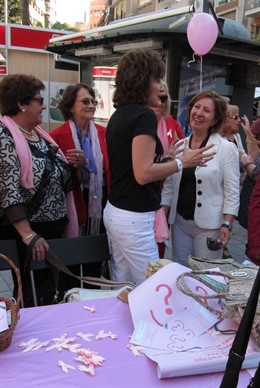 Palacios Visitando Las Mesas Informativas Instaladas Por La AECC