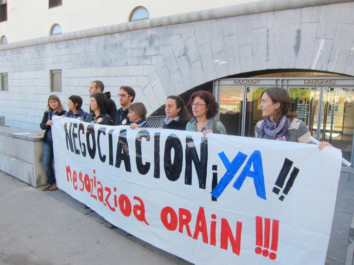 Concentración De LAB, Stee-Eilas, ELA, CCOO Y CSIF Por La Educación.