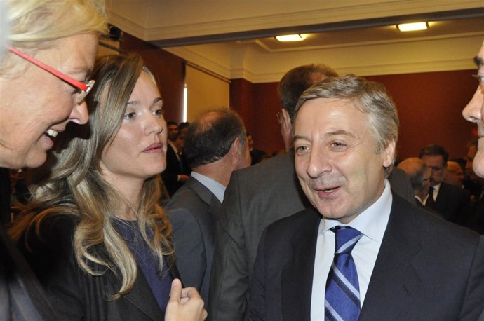 El Ministro De Fomento, José Blanco, Con Varios Dirigentes Socialistas De Aragón