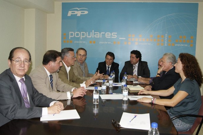 Reunión De Dirigentes Del PP Y De Apaval